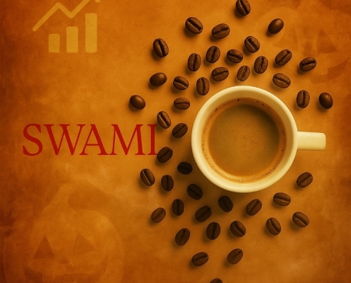 کاپ اسپرسو کرم‌رنگ با دانه‌های قهوه پیرامون آن و لوگوی قرمز SWAMI روی پس‌زمینه نارنجی، با حال‌وهوای هالووین ظریف شامل سایه‌ها و نشانه‌های کدوی محو.